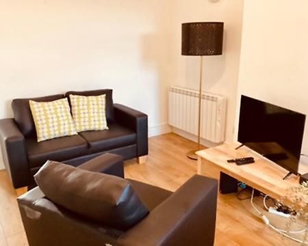 Two Bedroom, Off-Road Parking Ludgershall  ภายนอก รูปภาพ