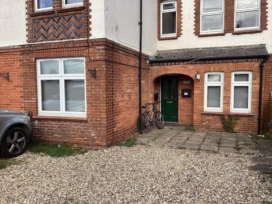 Two Bedroom, Off-Road Parking Ludgershall  ภายนอก รูปภาพ
