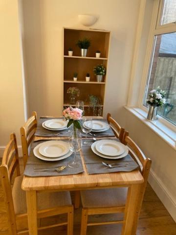 Two Bedroom, Off-Road Parking Ludgershall  ภายนอก รูปภาพ