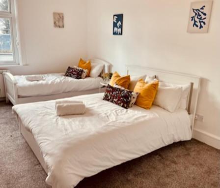 Two Bedroom, Off-Road Parking Ludgershall  ภายนอก รูปภาพ