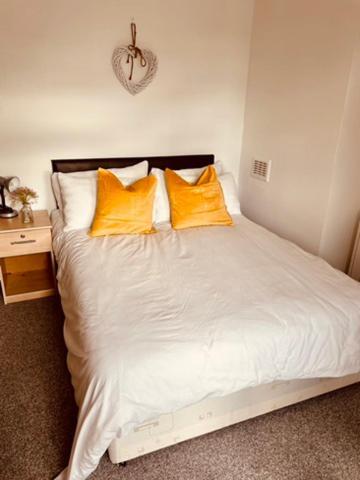 Two Bedroom, Off-Road Parking Ludgershall  ภายนอก รูปภาพ