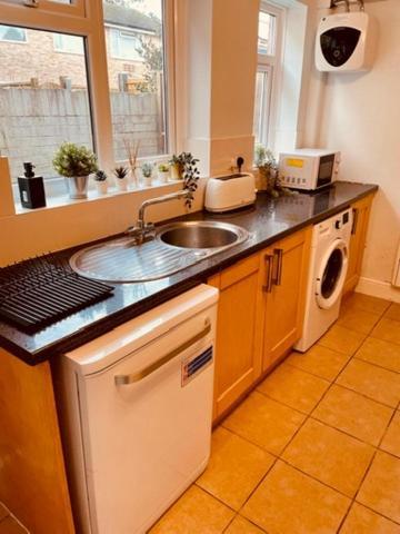 Two Bedroom, Off-Road Parking Ludgershall  ภายนอก รูปภาพ